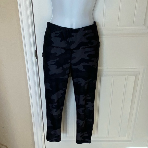 Vogo Athletica Gray Camo Capri Pants 